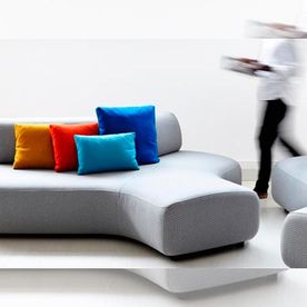 Tapicerías Borrás sofá con almohadas de colores 